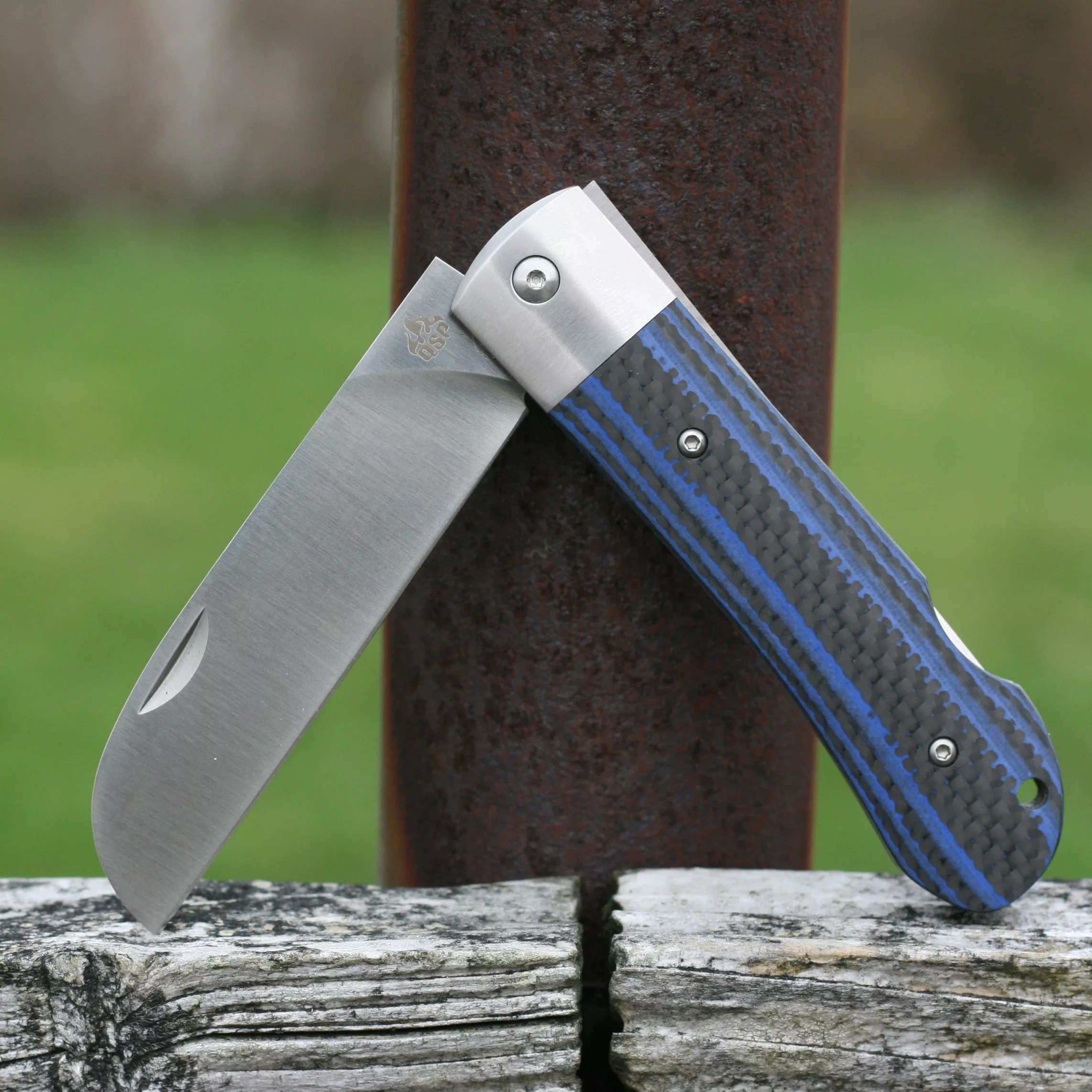 QSP Knives Worker Folding Knife 3.5″ N690 Satin Sheepsfoot Blade, Blue G10/Carbon Fiber Handles with Stainless Steel Bolsters – QS128-D – Weapons Galore